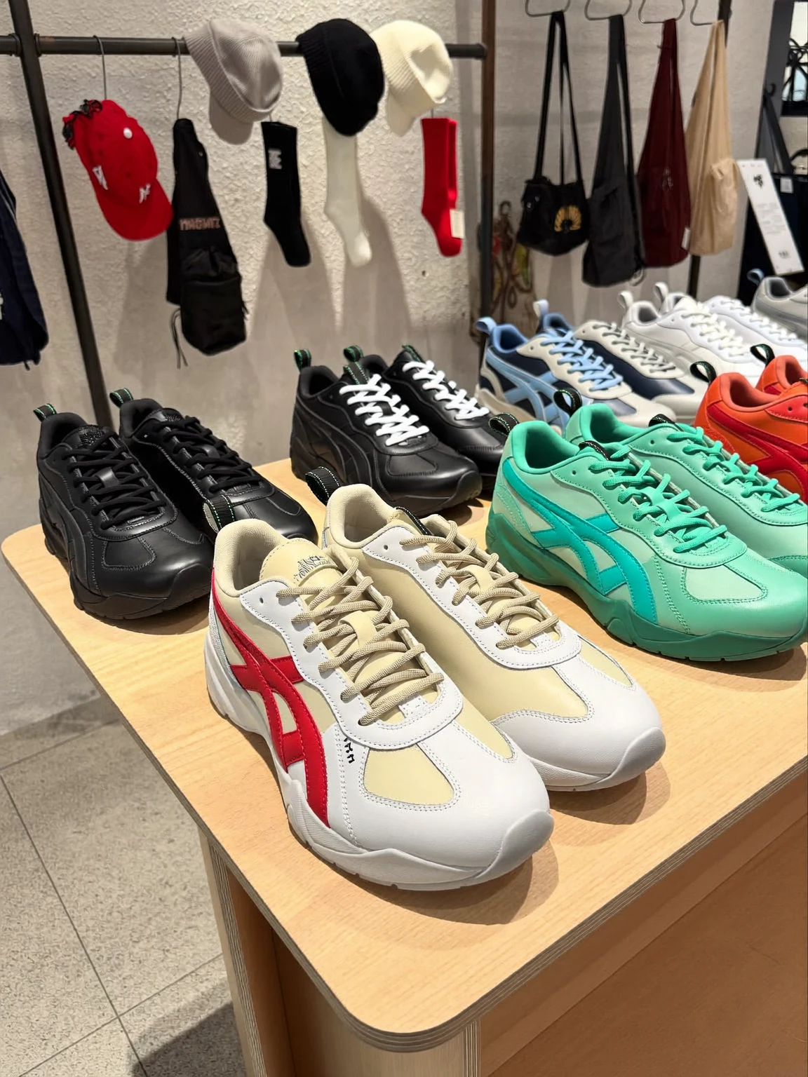 Illustrazione generata: fasi di cura e preparazione di un paio di sneakers